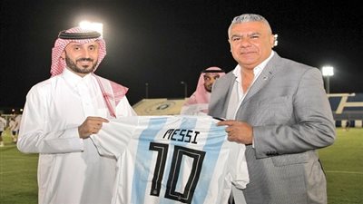 الأرجنتين تهدي السعودية قميص 