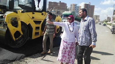 رئيس مدينة قلين تتابع أعمال رصف الشوارع الرئيسية