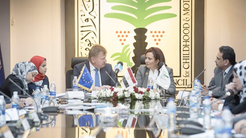 طالبة مصرية تتولي