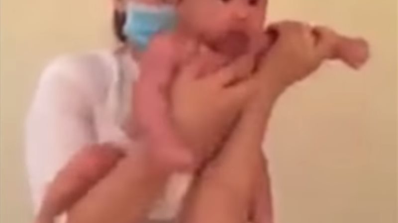 تدليك طفلة بطريقة