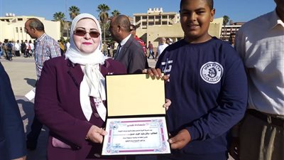 فيديو.. بعد أن أنصفه محافظ كفرالشيخ.. تكريم الطالب صاحب واقعة 