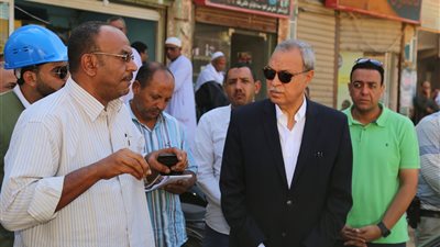 صور.. محافظ قنا يتابع الأعمال الجارية بمشروع الصرف الصحى بقفط