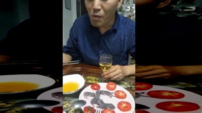 شاهد .. شاب يأكل الفئران حيه ..  والمتابعين: الله يقرفك 