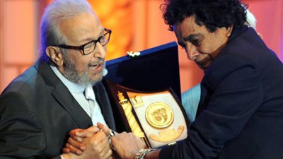 في عيد ميلاده الـ 64 .. كيف ظهر محمد منير عن طريق نور الشريف ؟