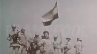 فيديو نادر .. جندي مصري يمزق علم إسرائيل بعد نصر حرب أكتوبر