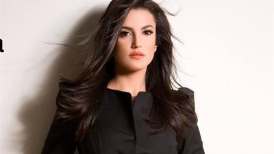  شاهد درة تتألق بالأحمر في جلسة تصوير جديدة 