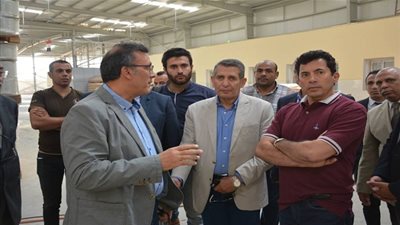 صور - وزير الرياضة يتفقد مصنع النجيل الصناعى.. وبدء الإنتاج أول نوفمبر القادم