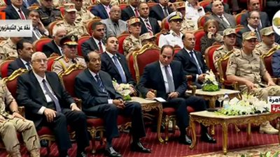 صور..  الرئيس السيسي يدون بعض الملاحظات من حديث البطل محمود محمد مبارك