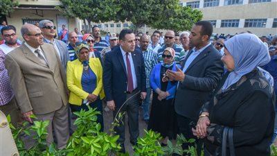 تنفيذا لـ مبادرة الرئاسة.. محافظ الاسكندرية يغرس أول شجرة مثمرة