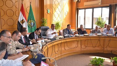 محافظ الإسماعيلية: سرعة الانتهاء من برنامج احتفالات المحافظة بالعيد القومي 