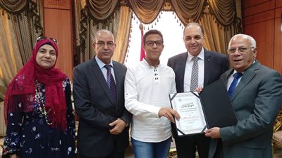 محافظ بورسعيد يسلم الأول على إعدادية 2018 هديته من بنك التعمير والاسكان