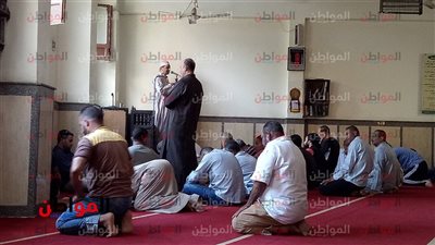 صور| أهالي شبرا يؤدون صلاة الجمعة في مسجد الصحابة تحت عنوان النظافة سلوك حضاري