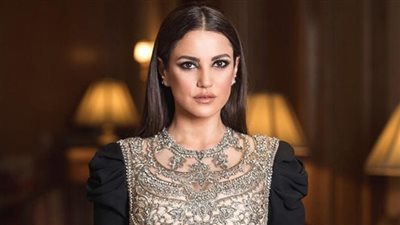 الموضة في أسبوع|  درة بالأحمر و نانسي بالأسود القصير 