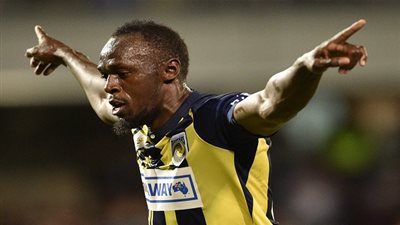 فيديو.. العداء الجامايكي يوسين بولت يسجل أول ثنائية له في عالم كرة القدم