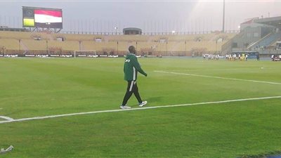حكم مصر وسوازيلاند يتفقد أرض الملعب 
