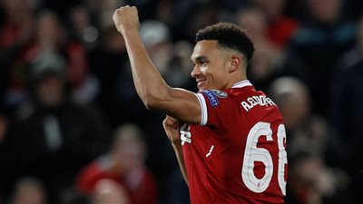 أرنولد يتغزل في مدافع ليفربول
