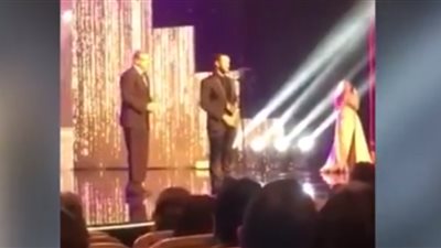 فيديو .. مهرجان السينما العربية يكرم خالد صالح ونجله يتسلم الجائزة