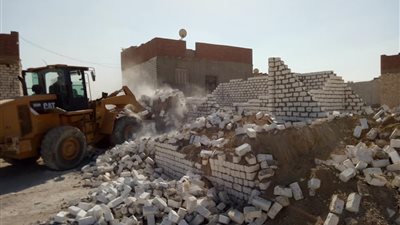 صور| إزالة تعديات مباني على الأراضي الزراعية في طامية بالفيوم 