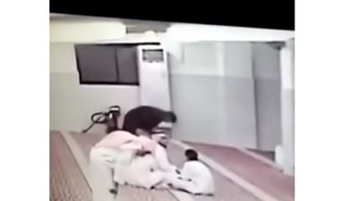 فيديو|  وفاة رجل أثناء أداء الصلاة في مشهد مؤثر .. والمتابعين: يارب اكتبها لنا
