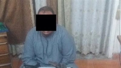 ضبط رشاش وبندقية آلية بحوزة عامل فى سوهاج