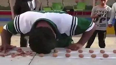 فيديو| شاب يكسر 247 حبة جوز في دقيقة.. والمغردون:  ياما جاب الغراب لأمه