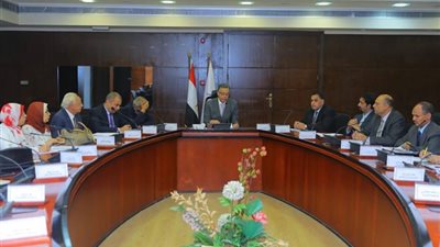 صور.. اجتماع وزير النقل مع قيادات هيئة السكك الحديدية لمتابعة التطويرات 