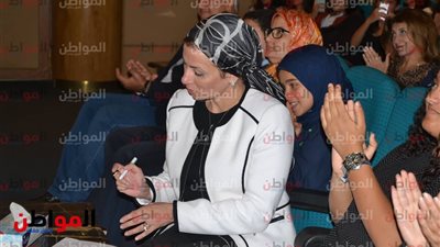 وزير البيئة × صور .. تكريم مع اعتذار وكشف سر الطالب الذي ألهمها فكرة