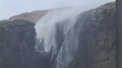 فيديو.. مياه شلالات تعود للخلف والسبب!
