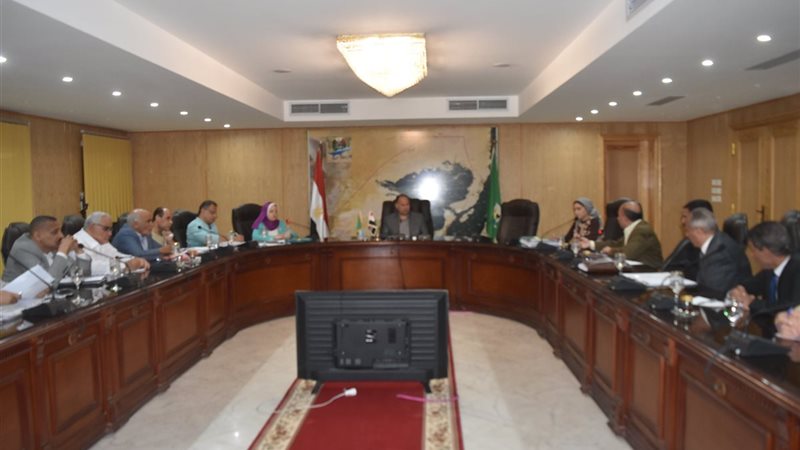محافظ الفيوم يجتمع