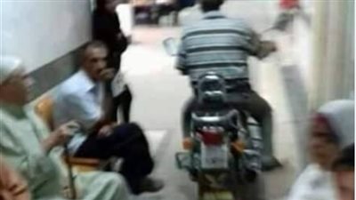 رجل يقود موتوسيكل داخل مستشفى.. والمتابعون: ده كشف مستعجل