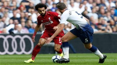 فيديو.. نظرة غامضة من محمد صلاح تقلب 