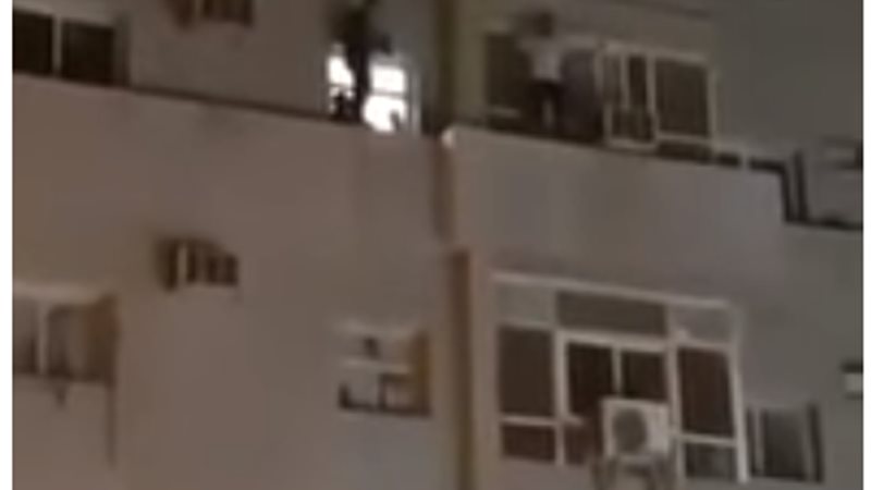 شاب يلقى بنفسه من