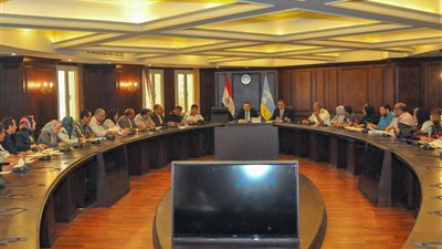 محافظ الإسكندرية يستعرض موقف مشروعات رصف الطرق الجاري تنفيذها