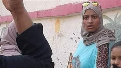 صور .. ولية أمر طفلة تعاقب زميلها بعضة كلب أمام مدرسة نبيل الوقاد