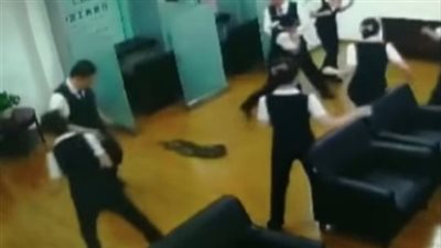 اهرب يلا .. شاهد هروب جماعي لموظفين والسبب 