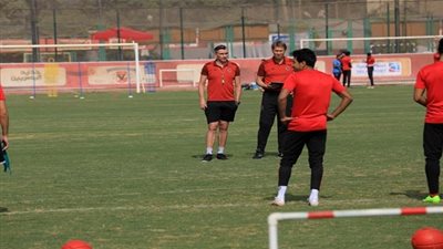 صور.. الأهلي يزيل إعلانات صلة من التتش