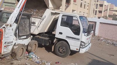 استجابة للمواطنين.. رئيس إطسا بالفيوم يحل مشكلات القمامة