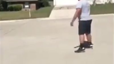 فيديو| شاب بدين يلقن شابين علقة ساخنة 