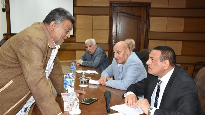 محافظ البحيرة يلتقى