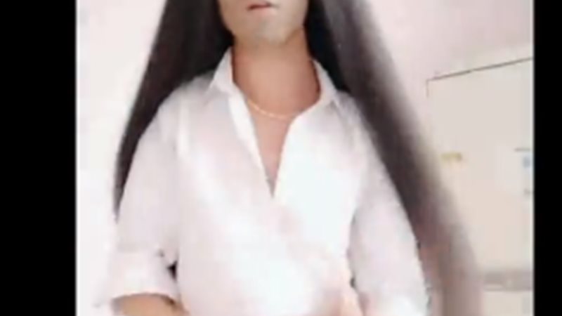 رجل يستخدم شعره 