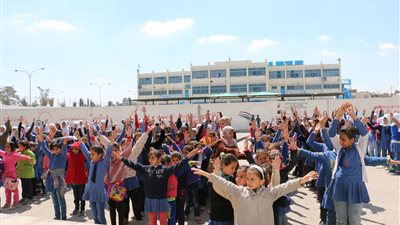 ولى أمر تلميذ يتهم مديرة مدرسة 