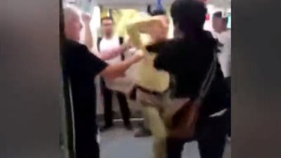فيديو| ماذا فعل أجنبي لحظة نشوب مشاجرة بين شخصين .. هتموت من الضحك 