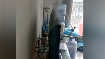 شاهد اشتعال النيران في شاشة تليفزيون بشكل مرعب .. ملبوسة ولا أيه !