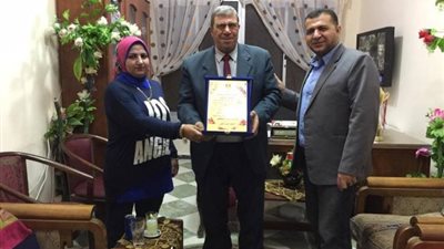 نقابة المعلمين بإطسا تمنح درع التميز لمجلس إدارة 