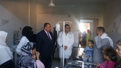 صور.. سكرتير أسيوط المساعد يزور أسرة مكونة من 8 أشخاص أصيبوا بحالة تسمم غذائي