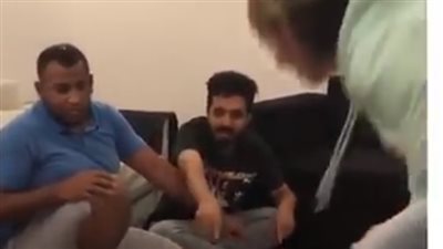 فيديو|  شباب يقدمون لصديقهم وجبة ثعابين .. هكذا استقبلت الصدمة 