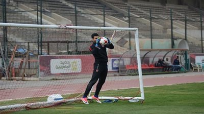 تدريب حراس الأهلي على العرضيات والانفرادات