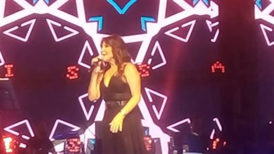 صور| هكذا احتفلت إليسا بعيد ميلادها في جمصة