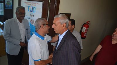 صور.. رئيس مياه الدقهلية الجديد يتسلم عمله وسط ترحيب وحفاوة من العاملين