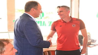 صور.. محمود الخطيب يحفز لاعبي الأهلي قبل السفر للجزائر